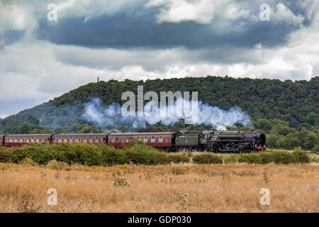 La Côte Nord du Pays de Galles Express tiré par BR Britannia Classe 7MT 4-6-0 no 70013 Oliver Cromwell laissant Frodsham avec Hil Frodsham Banque D'Images