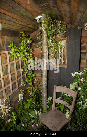 L'intérieur à l'extérieur de maison, jardin hangar drôle Hideaways at la société Horticulutral 2016 Royal RHS Flower Show à Tatton Park, Londres, UK Banque D'Images