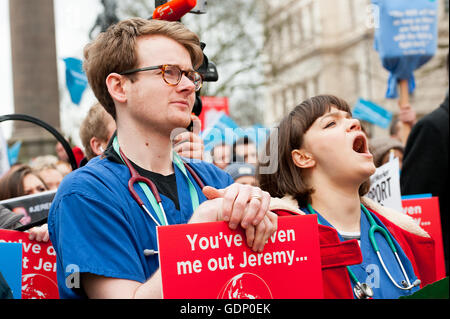 Les médecins vers mars 10 Downing Street au centre de Londres, pour protester contre les plans du gouvernement pour modifier les contrats médecin junior du NHS. Banque D'Images