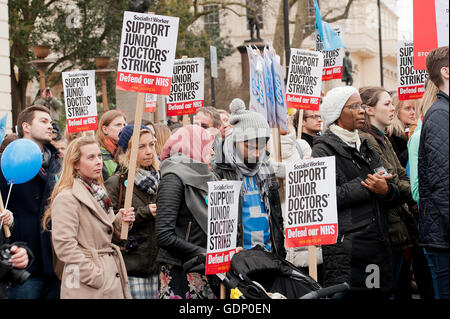 Les médecins vers mars 10 Downing Street au centre de Londres, pour protester contre les plans du gouvernement pour modifier les contrats médecin junior du NHS. Banque D'Images