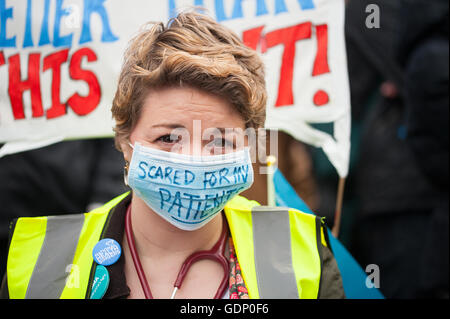 Les médecins vers mars 10 Downing Street au centre de Londres, pour protester contre les plans du gouvernement pour modifier les contrats médecin junior du NHS. Banque D'Images