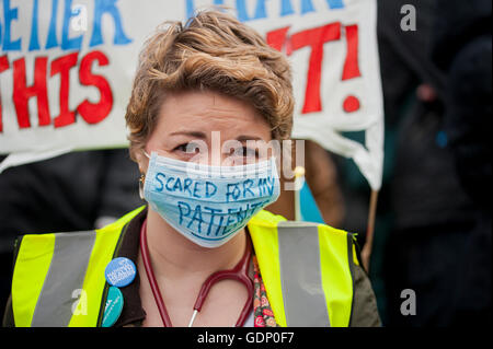 Les médecins vers mars 10 Downing Street au centre de Londres, pour protester contre les plans du gouvernement pour modifier les contrats médecin junior du NHS. Banque D'Images