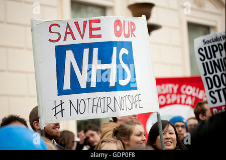 Les médecins vers mars 10 Downing Street au centre de Londres, pour protester contre les plans du gouvernement pour modifier les contrats médecin junior du NHS. Banque D'Images