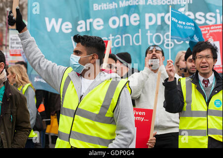 Les médecins vers mars 10 Downing Street au centre de Londres, pour protester contre les plans du gouvernement pour modifier les contrats médecin junior du NHS. Banque D'Images