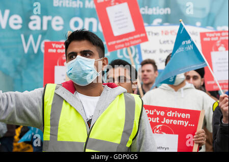 Les médecins vers mars 10 Downing Street au centre de Londres, pour protester contre les plans du gouvernement pour modifier les contrats médecin junior du NHS. Banque D'Images