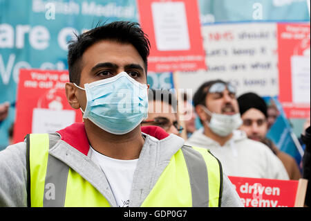 Les médecins vers mars 10 Downing Street au centre de Londres, pour protester contre les plans du gouvernement pour modifier les contrats médecin junior du NHS. Banque D'Images