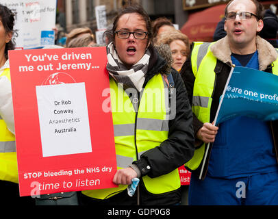 Les médecins vers mars 10 Downing Street au centre de Londres, pour protester contre les plans du gouvernement pour modifier les contrats médecin junior du NHS. Banque D'Images