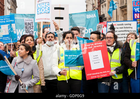 Les médecins vers mars 10 Downing Street au centre de Londres, pour protester contre les plans du gouvernement pour modifier les contrats médecin junior du NHS. Banque D'Images