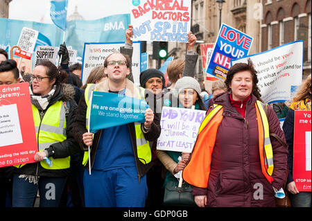 Les médecins vers mars 10 Downing Street au centre de Londres, pour protester contre les plans du gouvernement pour modifier les contrats médecin junior du NHS. Banque D'Images