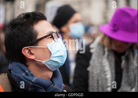 Les médecins vers mars 10 Downing Street au centre de Londres, pour protester contre les plans du gouvernement pour modifier les contrats médecin junior du NHS. Banque D'Images