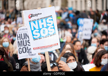 Les médecins vers mars 10 Downing Street au centre de Londres, pour protester contre les plans du gouvernement pour modifier les contrats médecin junior du NHS. Banque D'Images