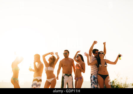 Groupe de personnes dansant à summer beach party Banque D'Images