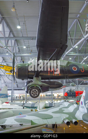 Des avions d'époque sur l'affichage dans un hangar à l'Aircraft Museum Duxford Cambridgeshire, Angleterre. Banque D'Images