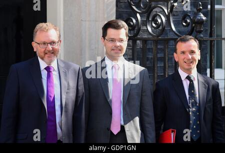 (À partir de la gauche) Secrétaire écossais David Mundell, l'Irlande du Nord Secrétaire James Brokenshire et secrétaire d'État pour le pays de Galles Alun Cairns Arrivée à Downing Street, Londres, pour la première réunion du Cabinet du nouveau gouvernement. Banque D'Images