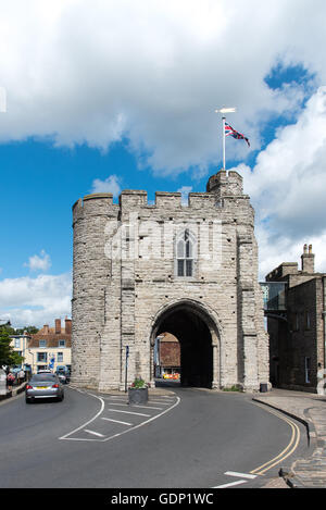 Le Westgate Tower at Canterbury, Kent est l'un des mieux conservés portes médiévales au Royaume-Uni. Banque D'Images