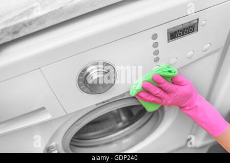 Les mains dans les gants lave lave-linge. Close-up. Banque D'Images