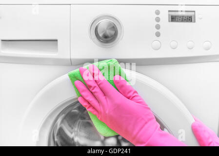 Les mains dans les gants lave lave-linge. Close-up. Banque D'Images