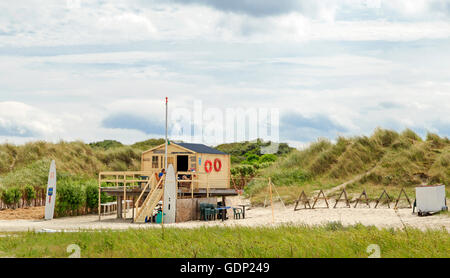 Pavillon de plage sur Schiermonnikoog, l'un de l'ouest de l'archipel frison dans la mer des Wadden, Frise, Pays-Bas. Banque D'Images