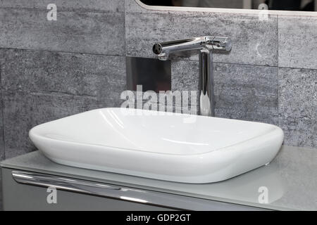 Intérieur salle de bains avec lavabo blanc Banque D'Images