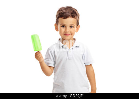 Petit enfant tenant un popsicle vert et regardant la caméra isolé sur fond blanc Banque D'Images