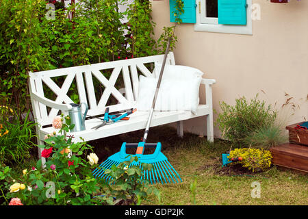 Banc dans le jardin de la maison Banque D'Images