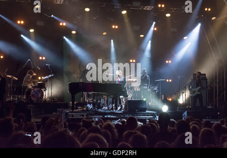 Tom Odell joue sur la scène au Festival ARBORESCENCE Larmer, Dorset, UK, juillet 2016. Banque D'Images