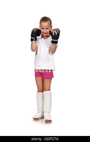 Petite fille kid se battre avec des gants de boxe thaï Banque D'Images