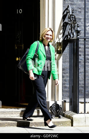 Secrétaire d'accueil Orange Rudd quitte Downing Street, Londres, après la première réunion du Cabinet du nouveau gouvernement. Banque D'Images