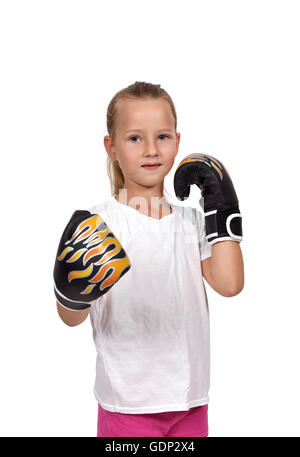 Petite fille kid se battre avec des gants de boxe thaï Banque D'Images