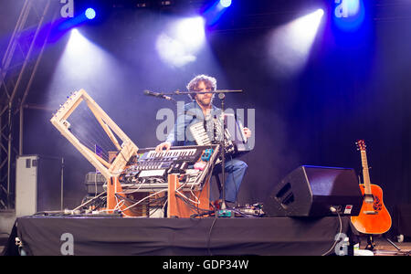 Martin Green de la folk band Lau joue sur la scène au Festival ARBORESCENCE Larmer, Dorset, UK, juillet 2016. Banque D'Images