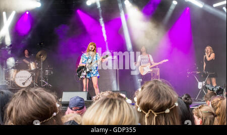 Gabrielle Aplin joue sur la scène au Festival ARBORESCENCE Larmer, Dorset, UK, juillet 2016. Banque D'Images