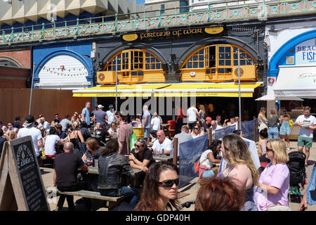 Les clients en dehors de la boisson Fortune de pub la guerre sur le front de mer de Brighton, Angleterre. Banque D'Images