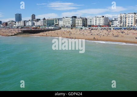 À l'ouest à partir du Palace Pier de Brighton sur la côte sud de l'Angleterre. Banque D'Images