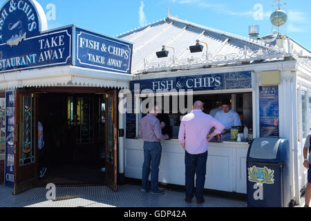 Une boutique sur Palace Pier de Brighton à la vente du poisson et frites. Banque D'Images