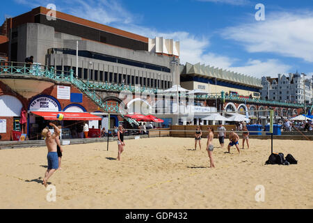 Les gens à jouer au volleyball de plage à Brighton, Angleterre. Banque D'Images