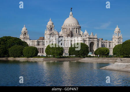 Victoria Memorial historique Kolkata (anciennement Calcutta). Monument architectural britannique moghol construit avec du marbre blanc pur. Banque D'Images