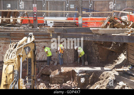 Les travailleurs de la construction travaillent sur la base d'un autre grand bâtiment prêt à aller jusqu'à proximité du centre-ville de Brooklyn, New York. Banque D'Images