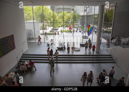 Museum of Modern Art, MoMA, New York. Hall d'entrée donnant sur le jardin de sculptures. Banque D'Images