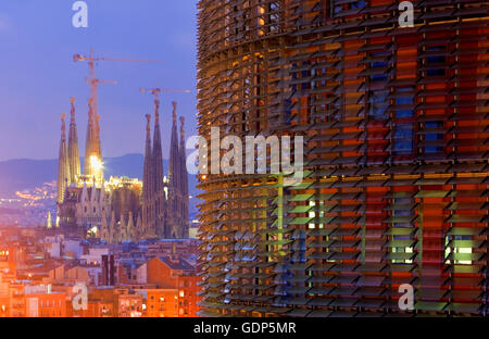 À droite, l'ancien tour Glòries Tour Agbar de Jean Nouvel. En arrière-plan La Sagrada Familia, Barcelone, Espagne Banque D'Images