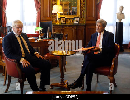 Secrétaire des affaires étrangères, Boris Johnson, gauche, se réunit avec le secrétaire d'Etat américain John Kerry au Foreign Office à Londres comme le gouvernement tente de consolider son statut global après l'Brexit vote. Banque D'Images