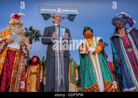 Xavier Trias, maire de Barcelone qui reçoit les Mages, le soir avant le jour de l'MagiÂ,port de Barcelone, Barcelone, Catalogne, Espagne Banque D'Images