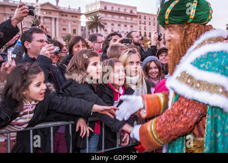 Les personnes qui reçoivent les Mages, le soir avant le jour de l'MagiÂ,port de Barcelone, Barcelone, Catalogne, Espagne Banque D'Images