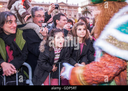 Les personnes qui reçoivent les Mages, le soir avant le jour de l'MagiÂ,port de Barcelone, Barcelone, Catalogne, Espagne Banque D'Images