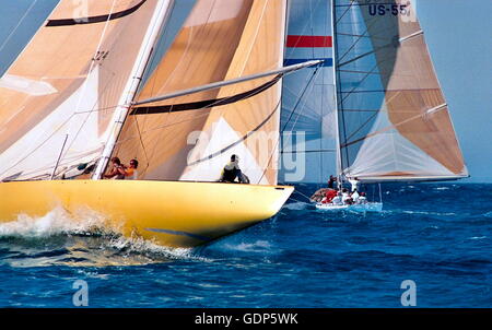 AJAXNETPHOTO. 2ème apr 1987. FREMANTLE, AUSTRALIE OCCIDENTALE - AMERICA'S CUP - FINALE - défenseur australien Kookaburra III TRAILS Stars & Stripes - USA. PHOTO:AJAX NEWS & FEATURE SERVICE REF:81403 AMCUP86   37 31A Banque D'Images