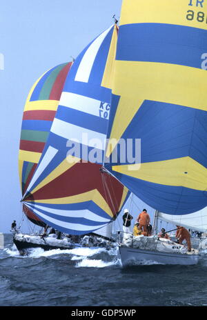 AJAXNETPHOTO. 3e août 1979. COWES, en Angleterre. - Course de canal d'entrées - ADMIRAL'S CUP CONCURRENTS (L-R) NAUTICUS (PL), MAGISTRI (CAN) ET INISHANIER (IR) sur SPINNAKER DÉMARRER. PHOTO:JONATHAN EASTLAND/AJAX REF:905648 41 Banque D'Images