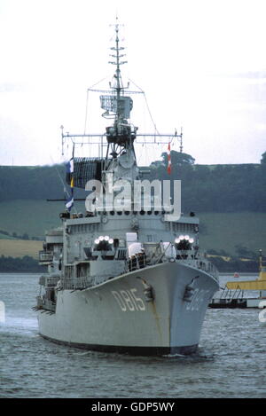 PHOTOS DE NOUVELLES AJAX.1 6 AOÛT 1979. PLYMOUTH, ANGLETERRE.- COURSE FASTNET. - LA FRÉGATE HOLLANDAISE OVERIJSSEL S'APPROCHE DE DEVONPORT DOCKYARD AVEC DES SURVIVANTS ET DES VICTIMES DE LA PIRE TRAGÉDIE JAMAIS YACHTING. PHOTO:JONATHAN EASTLAND/AJAX. RÉF:318061/30 Banque D'Images