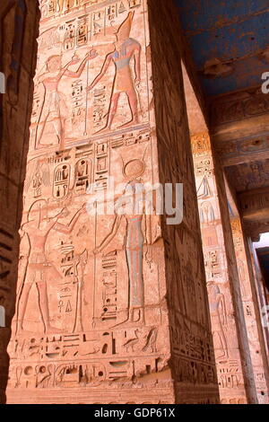 D'hiéroglyphes et de colonnes de Médinet Habou temple de Louxor, Egypte Banque D'Images