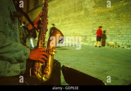 Musicien de rue à Santa María street, Barcelone, Espagne Banque D'Images