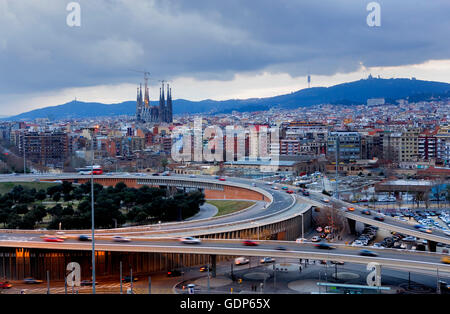 De les Glòries Catalanes square. En arrière-plan de la Sagrada Familia et parc Collserola, Barcelone, Espagne Banque D'Images