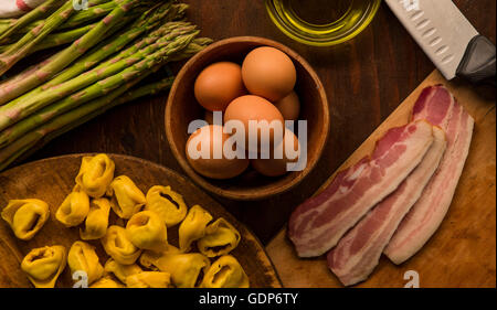 Vue aérienne de matières premières et d'aliments préparés, des pâtes, des œufs et d'asperges Banque D'Images